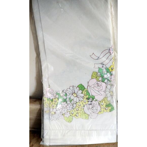 Vintage Crepe Paper Table Cover Flowers 54x102 Sealed NOS - Picture 2 of 8